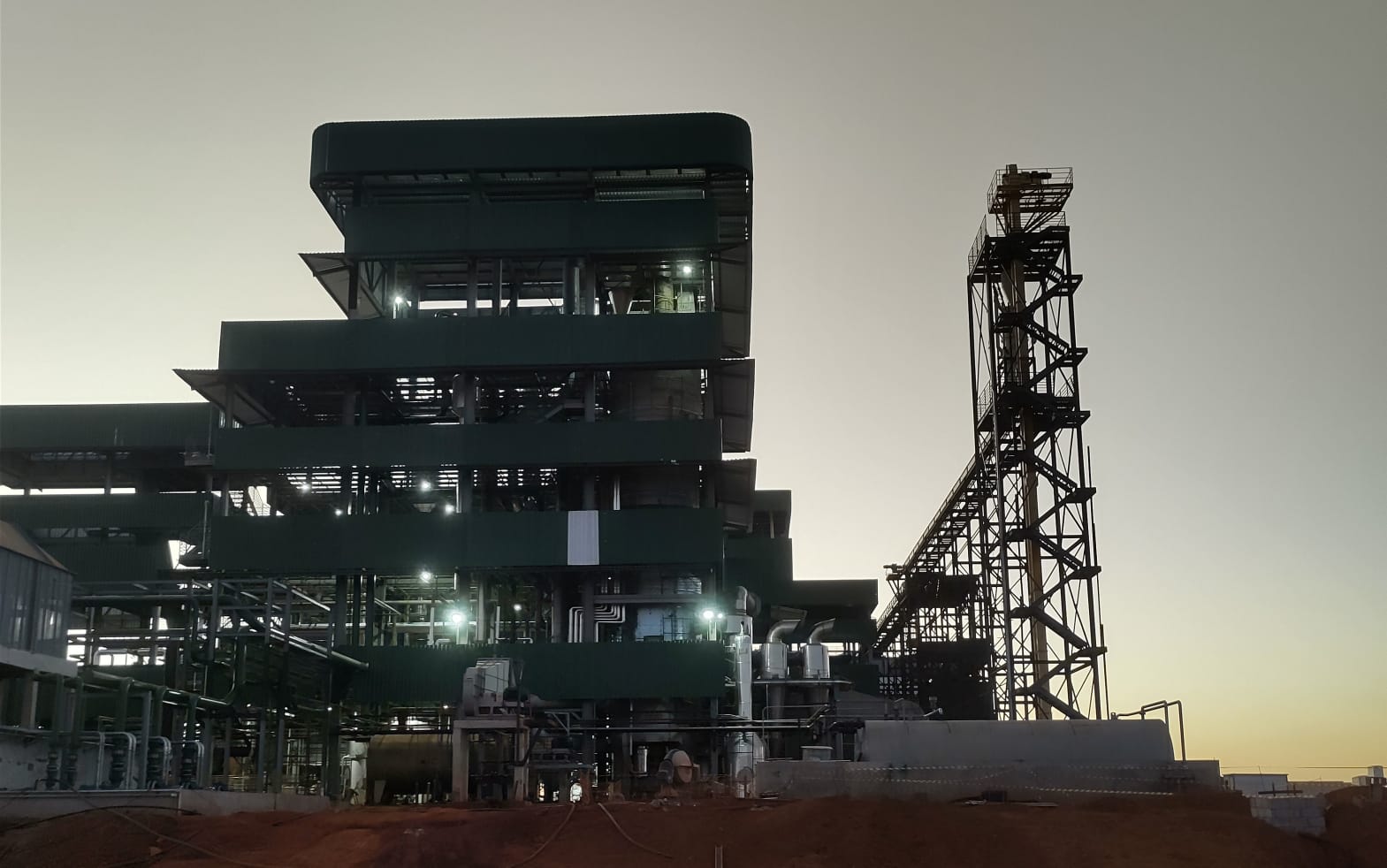 Planta industrial ao entardecer